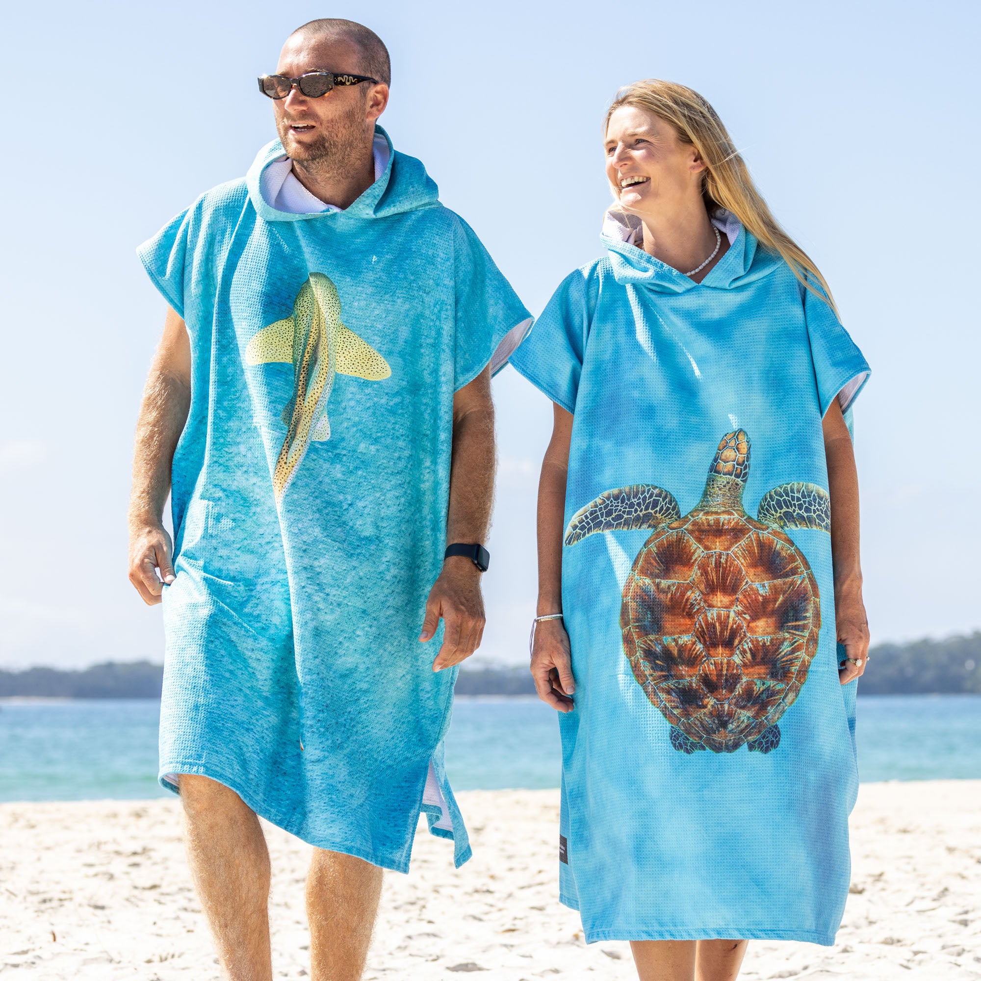 Sea Turtle Great Barrier Reef - Adults Hooded Beach Towel